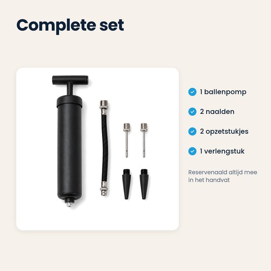 Complete set zwarte pomp met naald, verlengstuk en ventielopzetstukken; tekst: Complete set, 1 ballenpomp, 2 naalden, 2 opzetstukjes, 1 verlengstuk.