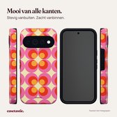 Telefoonhoesje met retro cirkelpatroon in roze, oranje en rood op een crème achtergrond, getoond vanaf meerdere kanten.