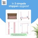 Instructieafbeelding in 3 stappen om het roze kledingrek te monteren. Tekst: 'In 3 simpele stappen opgezet'.