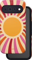 Achterzijde van het telefoonhoesje met retro zonne-patroon, gepositioneerd bovenop de zwarte telefoon.