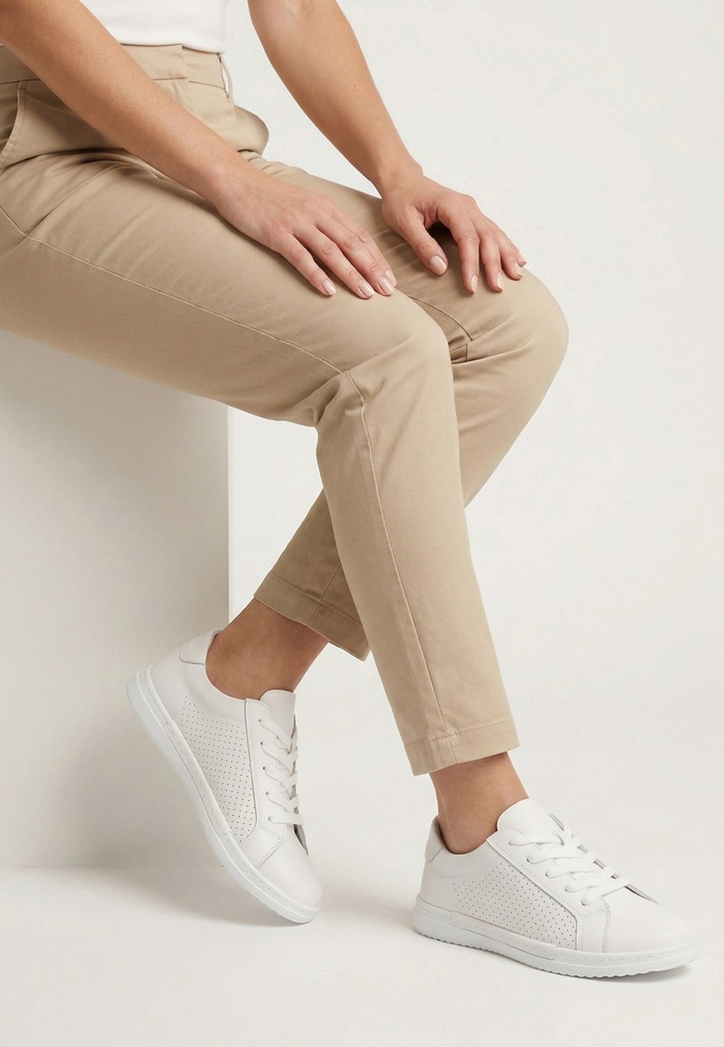 Witte leren damessneakers - Geperforeerd - Maat 37