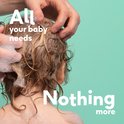 Volwassen handen wassen het haar van een baby onder zeepsop, met de tekst All your baby needs, Nothing more.