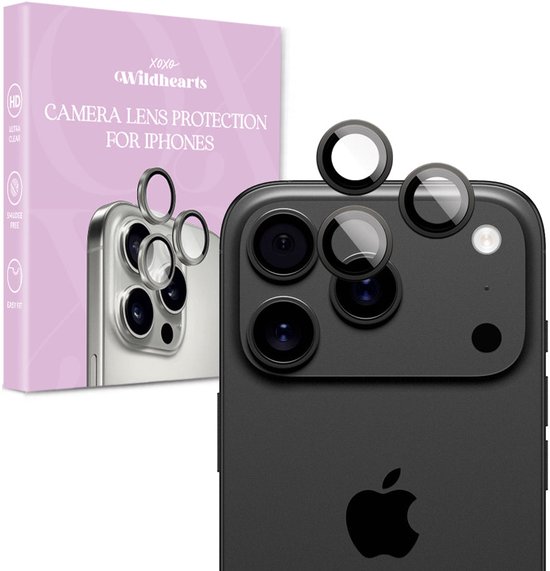 Verpakking en drie lensbeschermers voor een iPhone-camera. De beschermers hebben een zilveren rand.