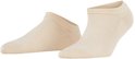 Paar beige Falke Active Breeze sneakersokken.