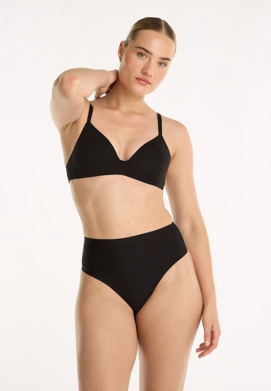 Model in zwarte high-waist string en bijpassende bh.