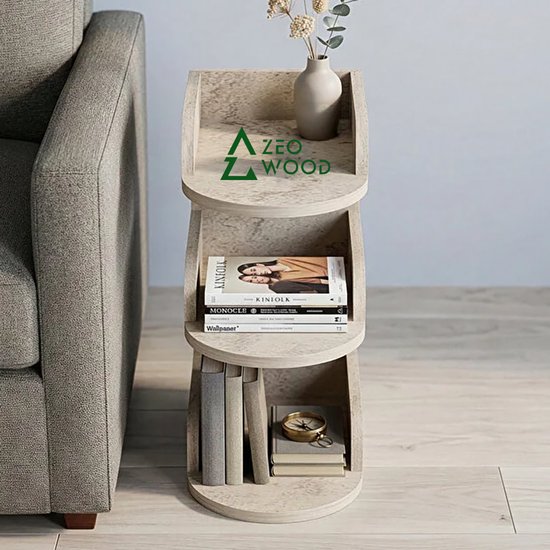 Verticale beige Zeo Wood bijzettafel met drie planken, boeken, tijdschriften en een kompas naast een grijze bank.