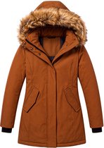 Voorkant van een bruine, getailleerde dameswinterjas met capuchon, imitatiebont en steekzakken.