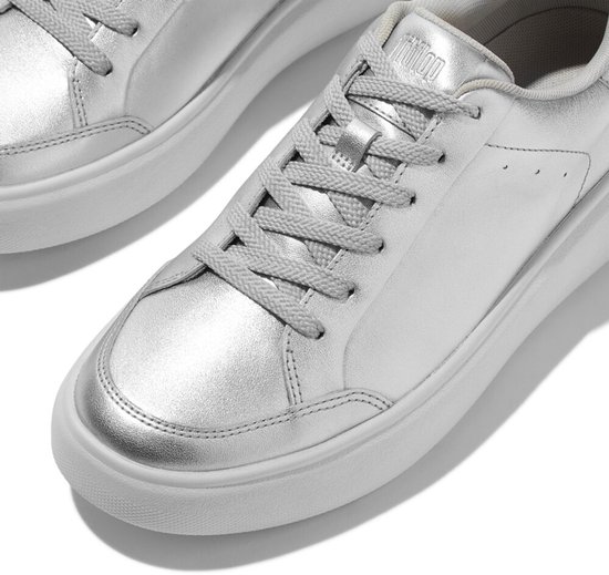 Zilveren metallic leren FitFlop sneakers met veters en een dikke witte zool.