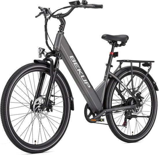 Grijze elektrische fiets met lage instap, bagagedrager, verende voorvork en schijfremmen, vanuit een hoek bekeken op een witte achtergrond. "BEKUP" logo op het frame.