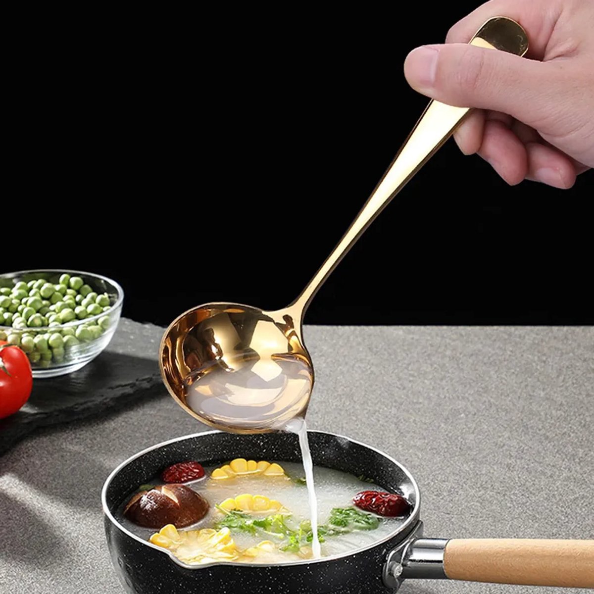 Deze soeplepel Geschikt voor lange steel, gemaakt van 304 roestvrij staal, is perfect Geschikt voor het indikken van soepen en warme gerechten. Hij is verkrijgbaar in goud en titanium.
