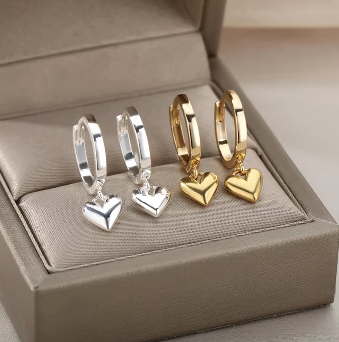 Luxe Oorbellen met Hartje - Kleur: Goud - RVS / Stainless Steel / Roestvrijstaal - Verkleurt Niet - Hoge Kwaliteit - Gouden Oorbellen - Oorringen / Oorbelletjes - Heart / Hart - Oorhangers - Incl. Luxe Verpakking - Hartjes Oorbellen