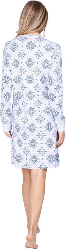 Model van achteren gezien, draagt grijs/blauw nachthemd met sneeuwvlokkenprint. Lange mouwen.