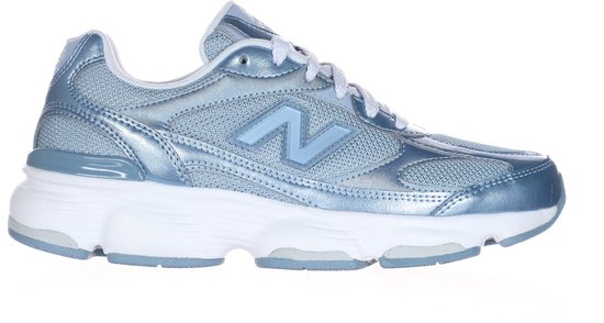 New Balance 603 sneaker in metallic blauw met wit vetersysteem en dikke witte zool, zijaanzicht.