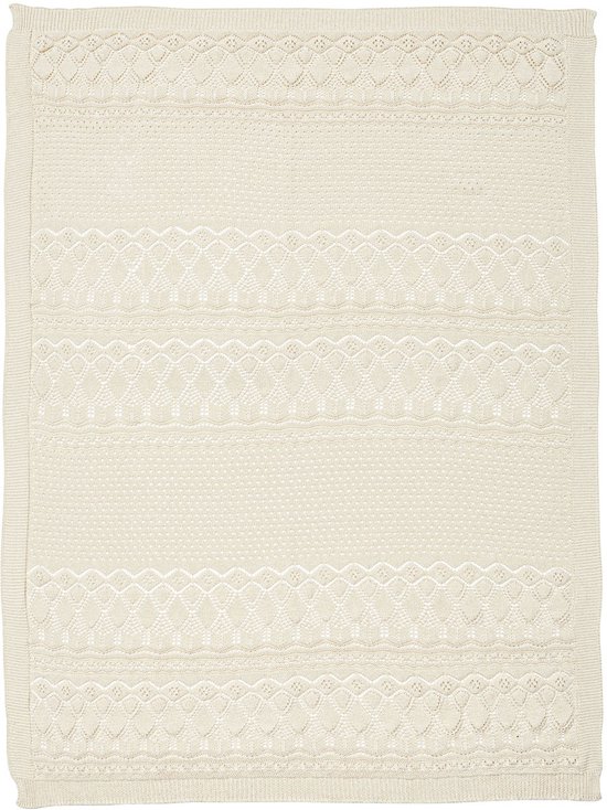 Rechthoekige off-white babydeken met horizontaal gebreid puntelle-patroon en een stevige geribbelde rand.