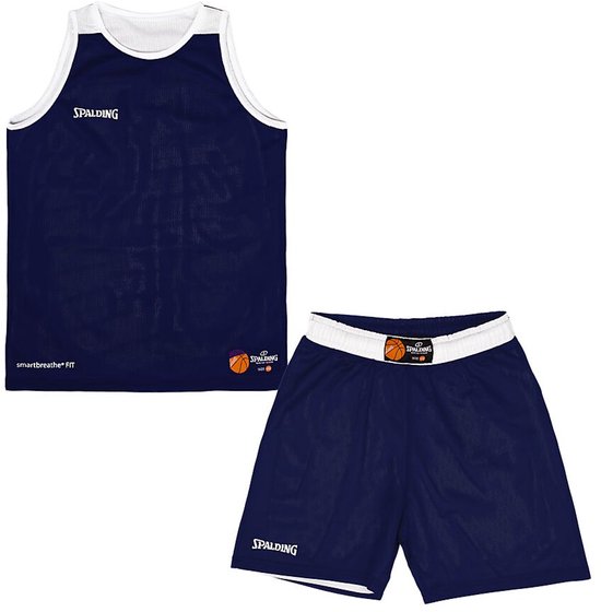 Ensemble de basket-ball bleu marine avec passepoil blanc. Le logo Spalding est sur le devant du maillot et du short.