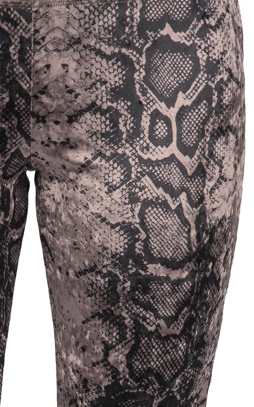 Gedetailleerde close-up van de bruin-zwarte slangenprint op een legging.
