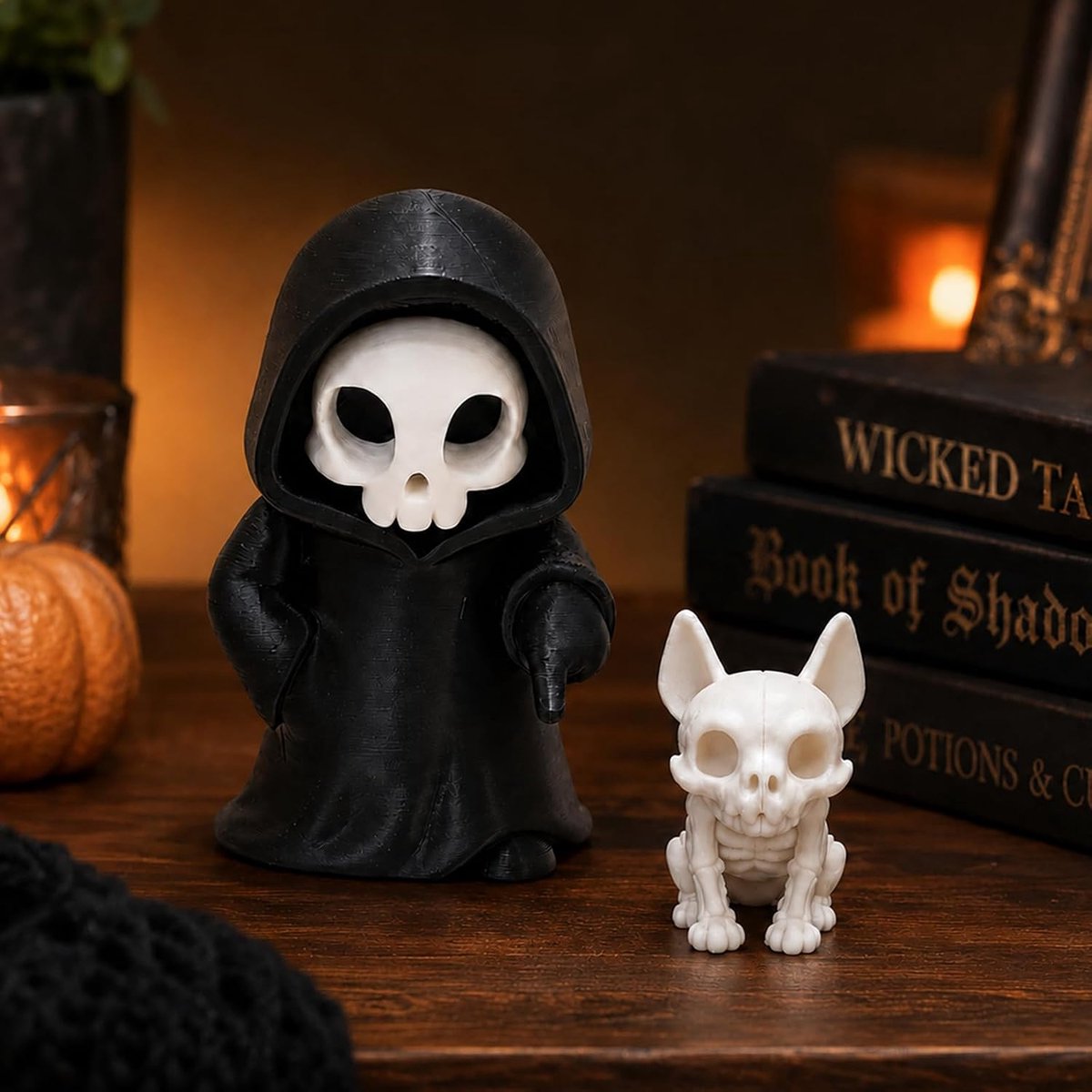 Spookachtige Halloween-miniatuurbeeldjes met een skelethondje als metgezel, schattige set miniatuurbeeldjes van een zwart skelet met capuchon, schattige horrordecoraties, bureauversieringen.