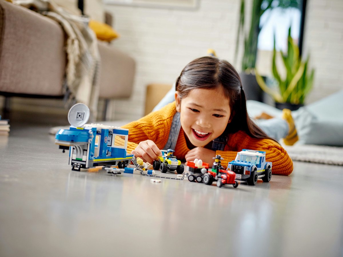 LEGO® City Mobiele commandowagen politie 60315 bouwset voor kinderen vanaf 6 jaar; met een pick-uptruck en aanhanger met gevangenis, een terreinwagen en een drone, een tractor met eier-aanhanger en 4 minifiguren (436 onderdelen) — afbeelding 15