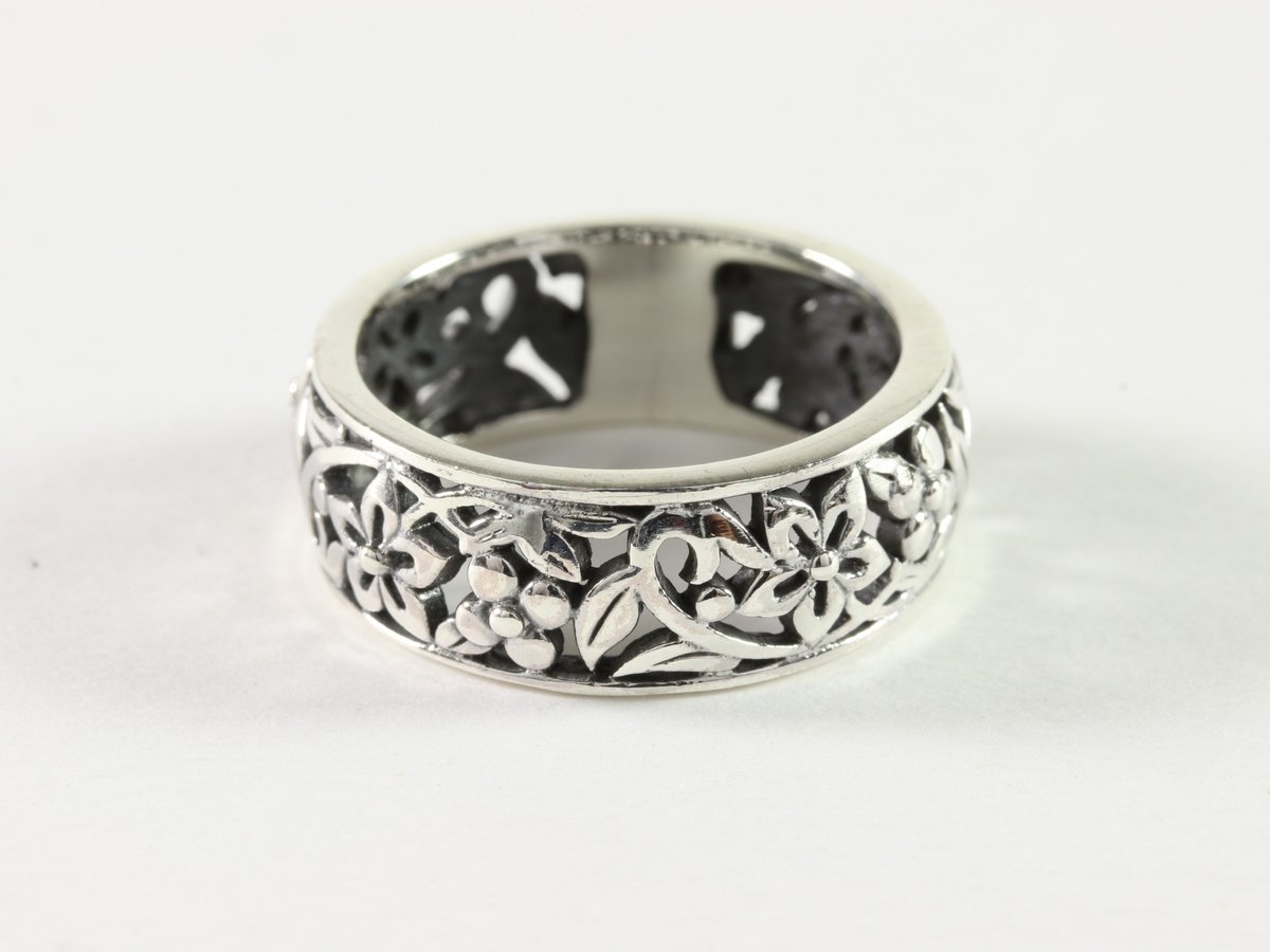 Opengewerkte zilveren ring met bloemenmotief - maat 18.5