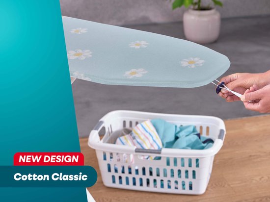 Lichtblauwe strijkplankhoes met witte bloemenprint en koord. 'New Design Cotton Classic' tekst.