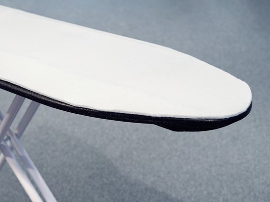 Detail van de witte, 5 mm dikke molton strijkplank onderlaag op een strijkplank met wit onderstel.