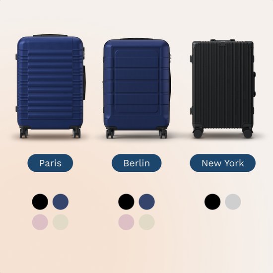 Drie koffers op een rij: een donkerblauwe koffer met horizontale ribbels, een donkerblauwe koffer met verticale ribbels en een zwarte koffer.