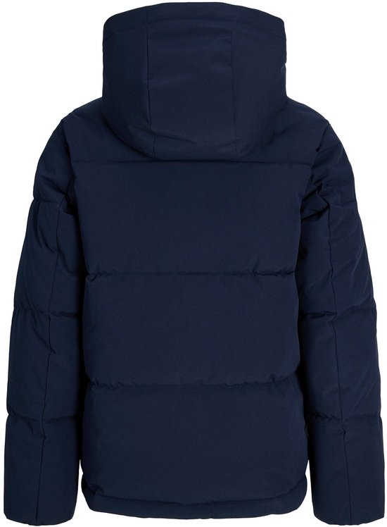 Achterkant van een donkerblauwe pufferjas met capuchon.