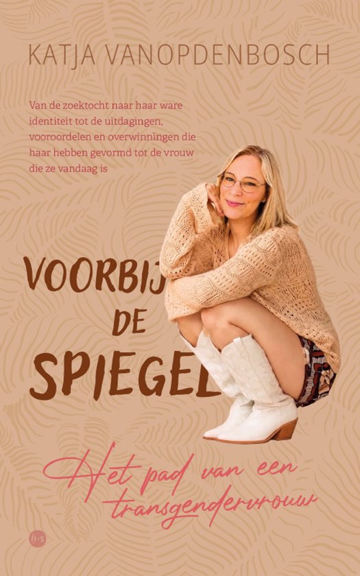Vrouw met bril en beige gebreide trui, zittend in een lichte bruine boekcover.