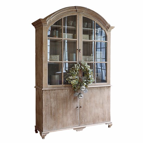 Antiekgrijze houten kast met een boogvormige glazen bovenkant, versierd met een krans.