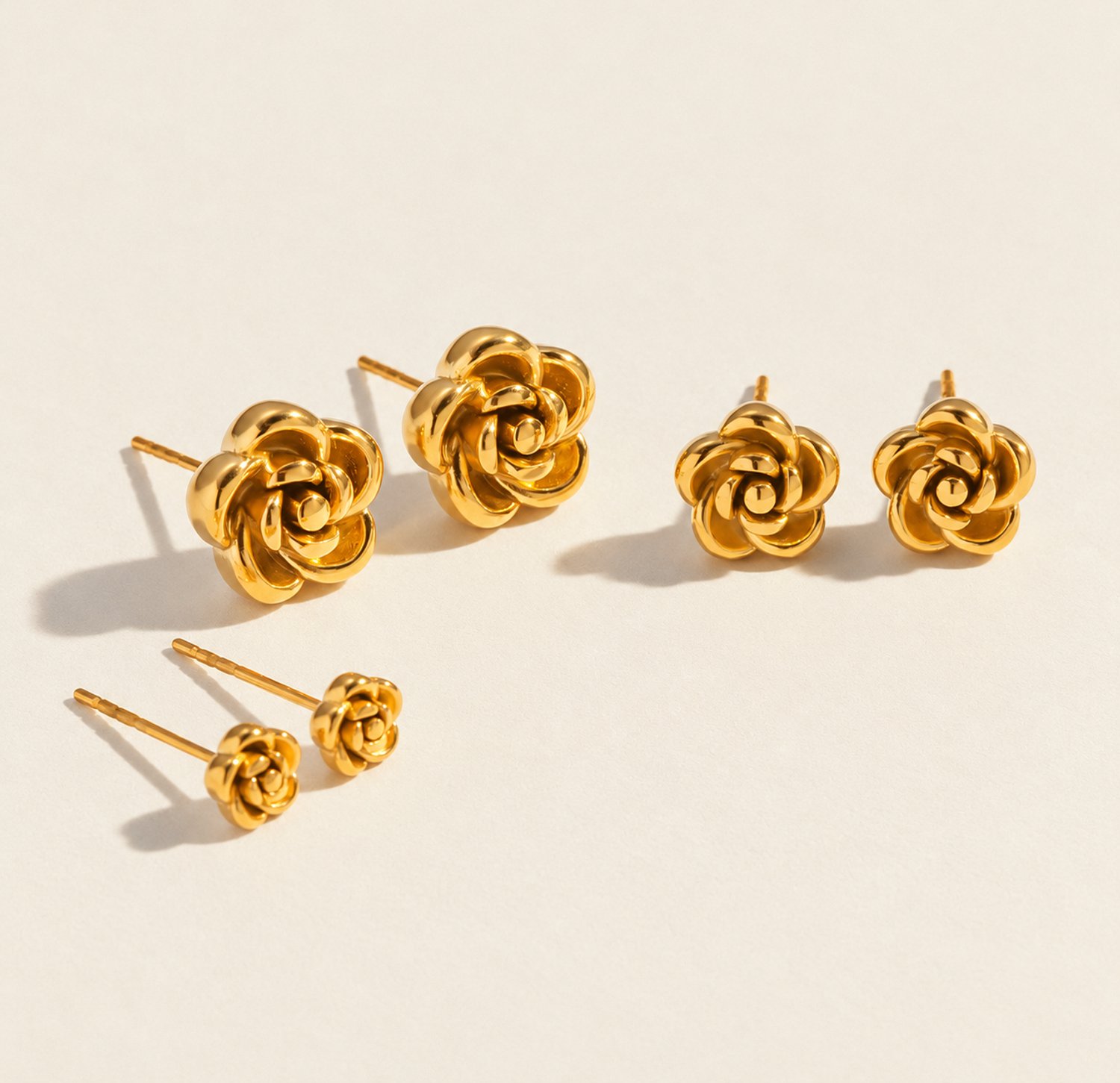 Maevi® Oorbellen - Roos / Rose - Kleur: Goud - Formaat: Middel (0.8cm) - Waterproof & Hypoallergeen - Stainless Steel / RVS - Hoge Kwaliteit - 18K PVD Goldplated - Oorbellen / Oorknopjes - Roosje / Rose - Gouden Oorbellen - Cadeau Vrouw / Moeder