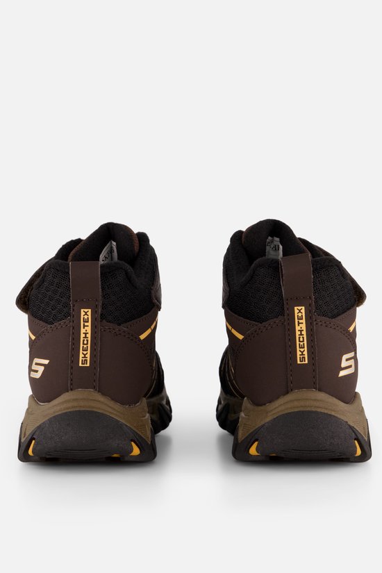 Achterkant van bruine Skechers wandelschoenen met zwart mesh, gele 'SKECH-TEX' details en een stevige zool op een witte achtergrond.