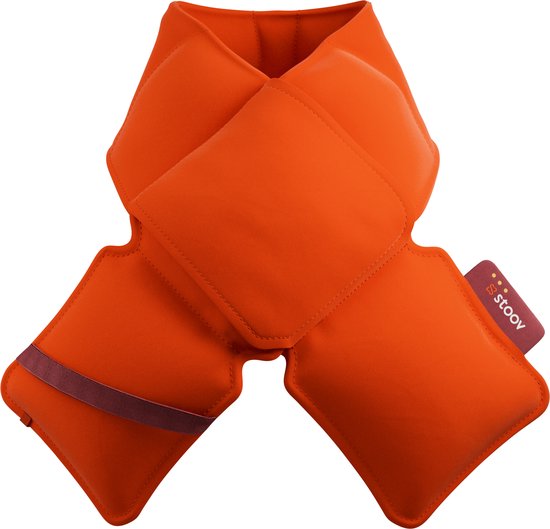 Oranje Stoov Kokoon verwarmde sjaal met donkerrood label en bandje.