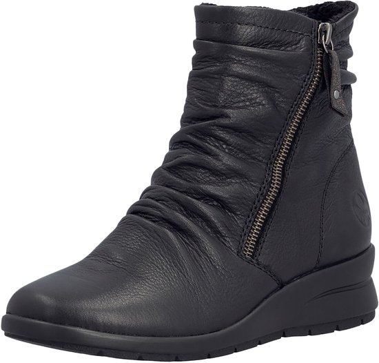 Zwarte leren enkelboot met rimpels, ritssluiting en een stevige zool.