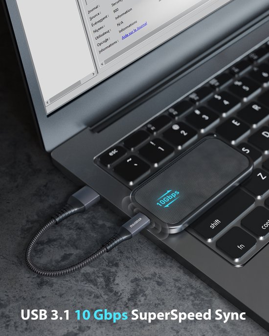 Een zwarte gevlochten kabel met grijze connectoren is aangesloten op een laptop, die 10Gbps supersnelle synchronisatie aangeeft. Tekst: USB 3.1 10 Gbps SuperSpeed Sync.