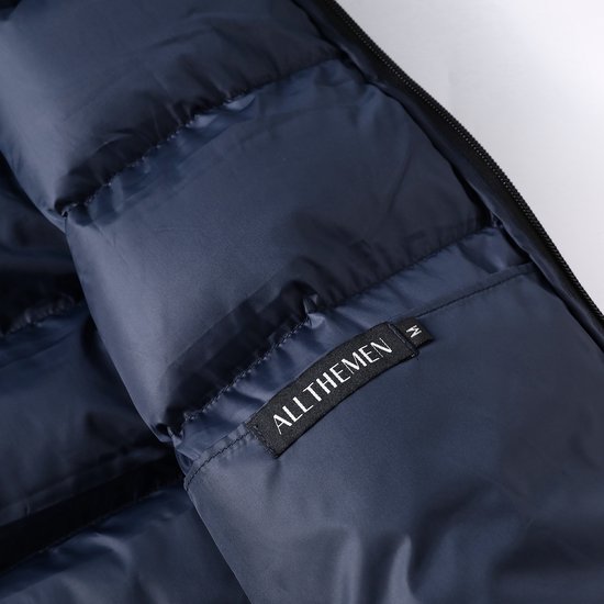 Binnenkant van de bodywarmer met het ALLTHEMEN merklabel en maat M.