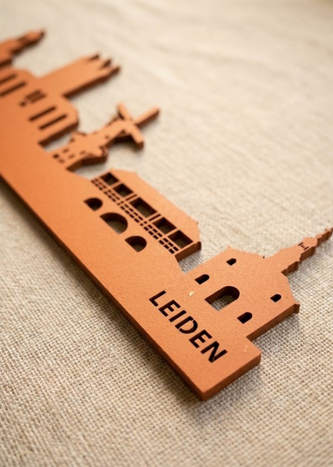Houten Skyline Leiden | Wanddecoratie voor aan de muur | Oranje MDF | 100 x 17 cm