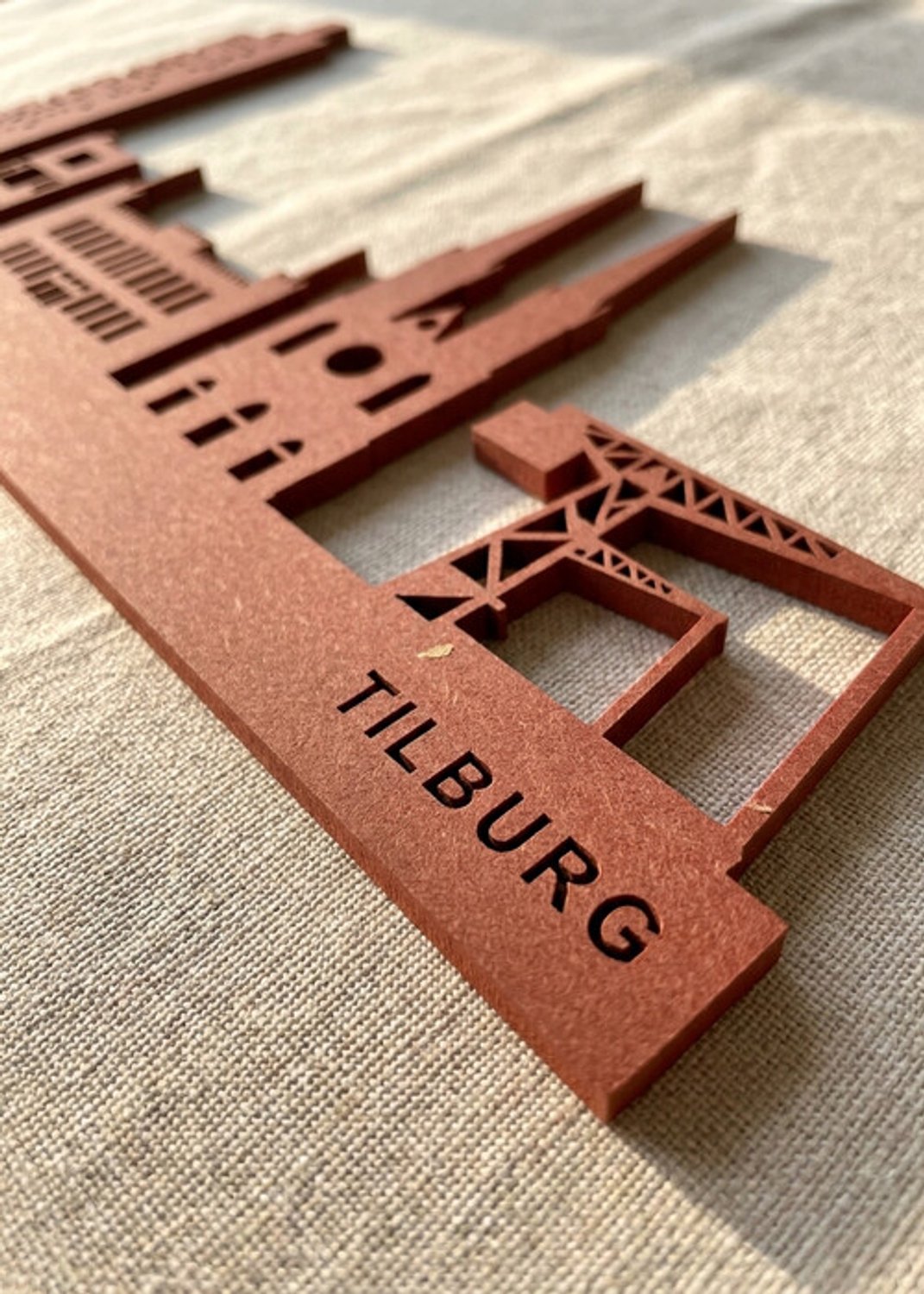 Houten Skyline Tilburg | Wanddecoratie voor aan de muur | Rood MDF | 70 cm breed