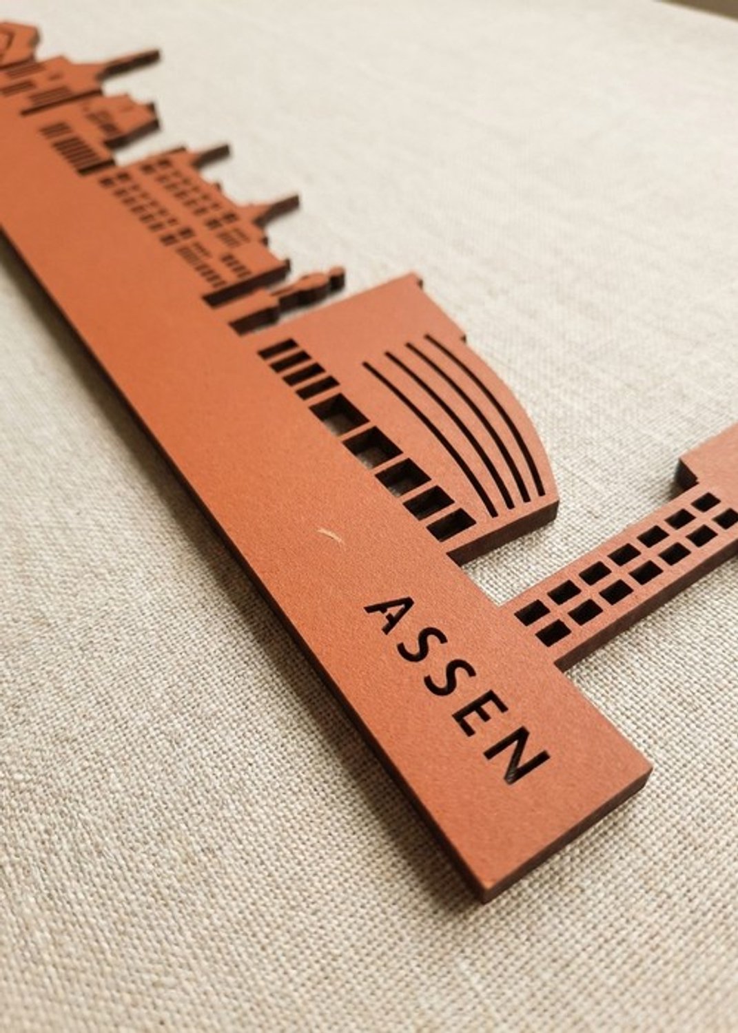 Houten Skyline Assen | Wanddecoratie voor aan de muur | Oranje MDF | 70 x 10 cm