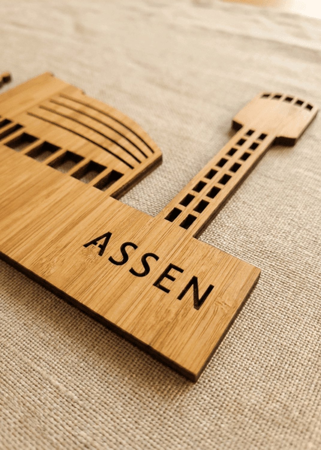 Houten Skyline Assen | Wanddecoratie voor aan de muur | Bamboe | 100 x 14 cm