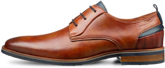Bruine leren veterschoen met blauwe details en een getextureerd hielstuk.