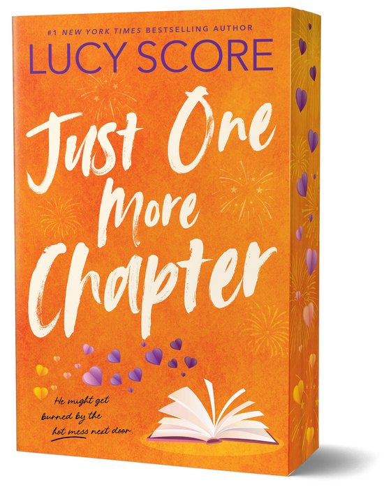 Boekcover van Just One More Chapter door Lucy Score met oranje achtergrond, vuurwerk, paarse hartjes en een geopend boek.