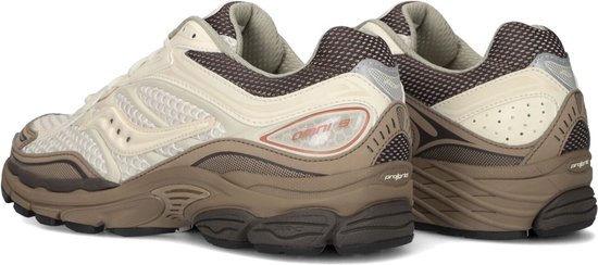 Beige Saucony Omni 9 sneaker met bruine accenten, mesh-details en 'Progrid' en 'Omni 9' merktekens.