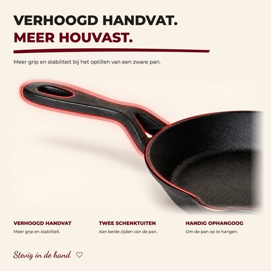 Detail van een gietijzeren pan met verhoogd handvat, schenktuiten en een ophangoog.