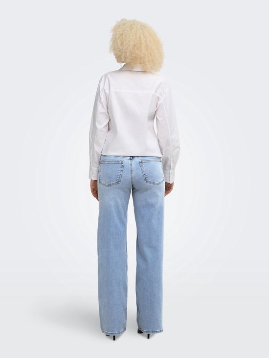 Achterkant van ONLMADISON wijde jeans met hoge taille, gecombineerd met een wit overhemd.