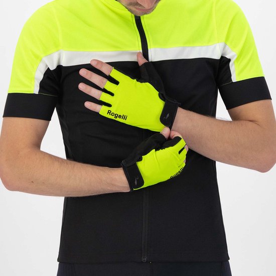 Fietser in zwart-geel shirt draagt fluoriserende Rogelli fietshandschoenen met korte vingers.