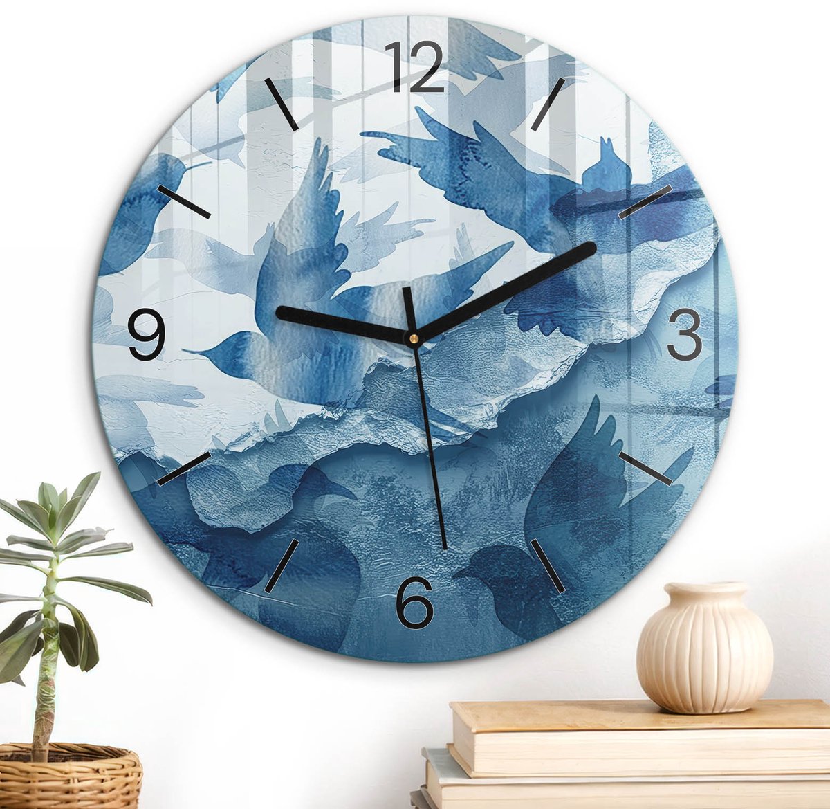 ArtPrintCave Blauw Glazen Klok - Wandklok 30 cm - Muurklok Rond - Vogeldans Unieke Klok - Abstractie Stille Wandklok - Zwarte Klokwijzers