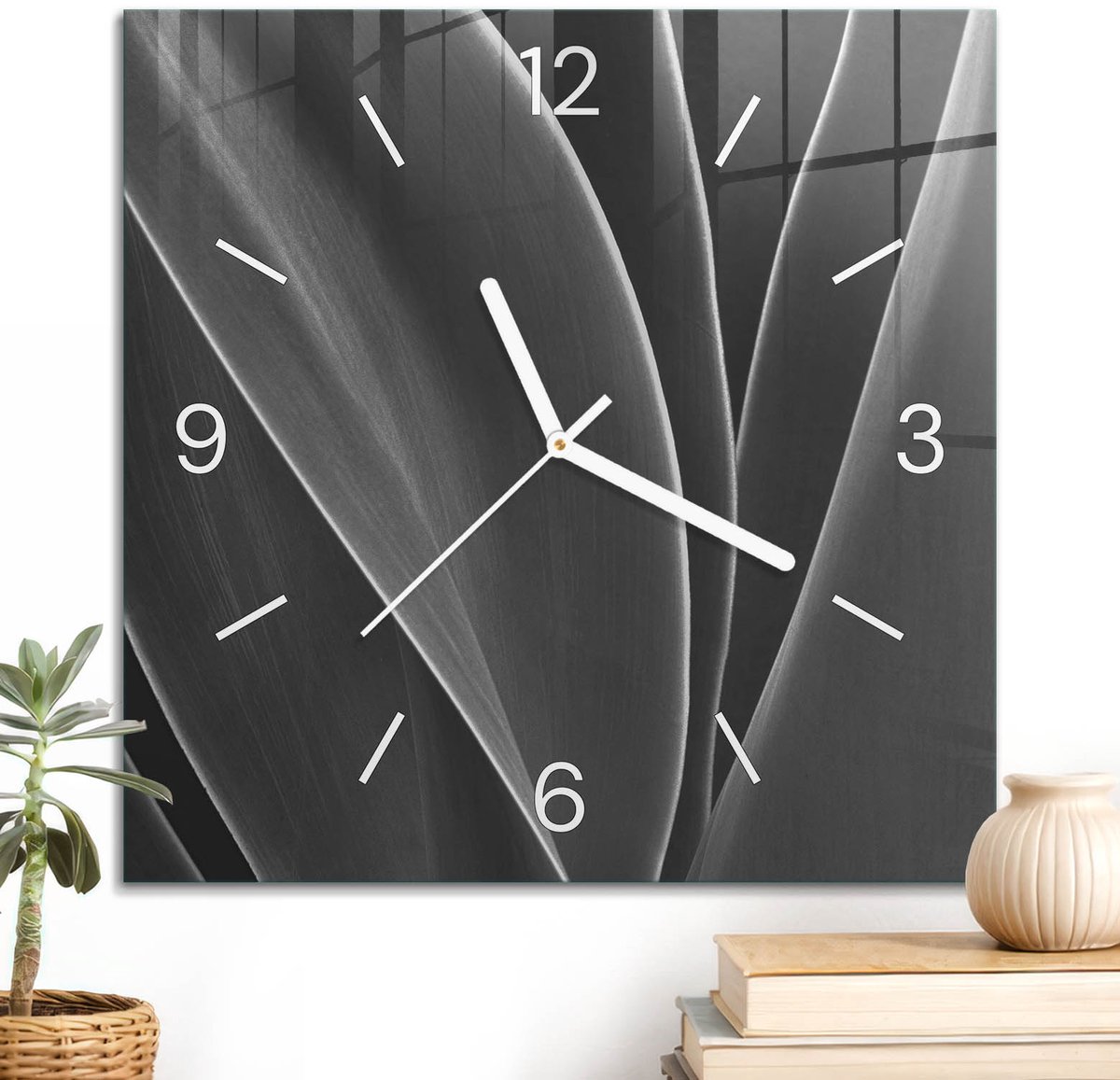 ArtPrintCave Zwart-wit Glazen Klok - 30x30 cm - Wandklok Vierkant - Monochrome Bladeren Unieke Klok - Abstractie Stille Wandklok - Witte Klokwijzers