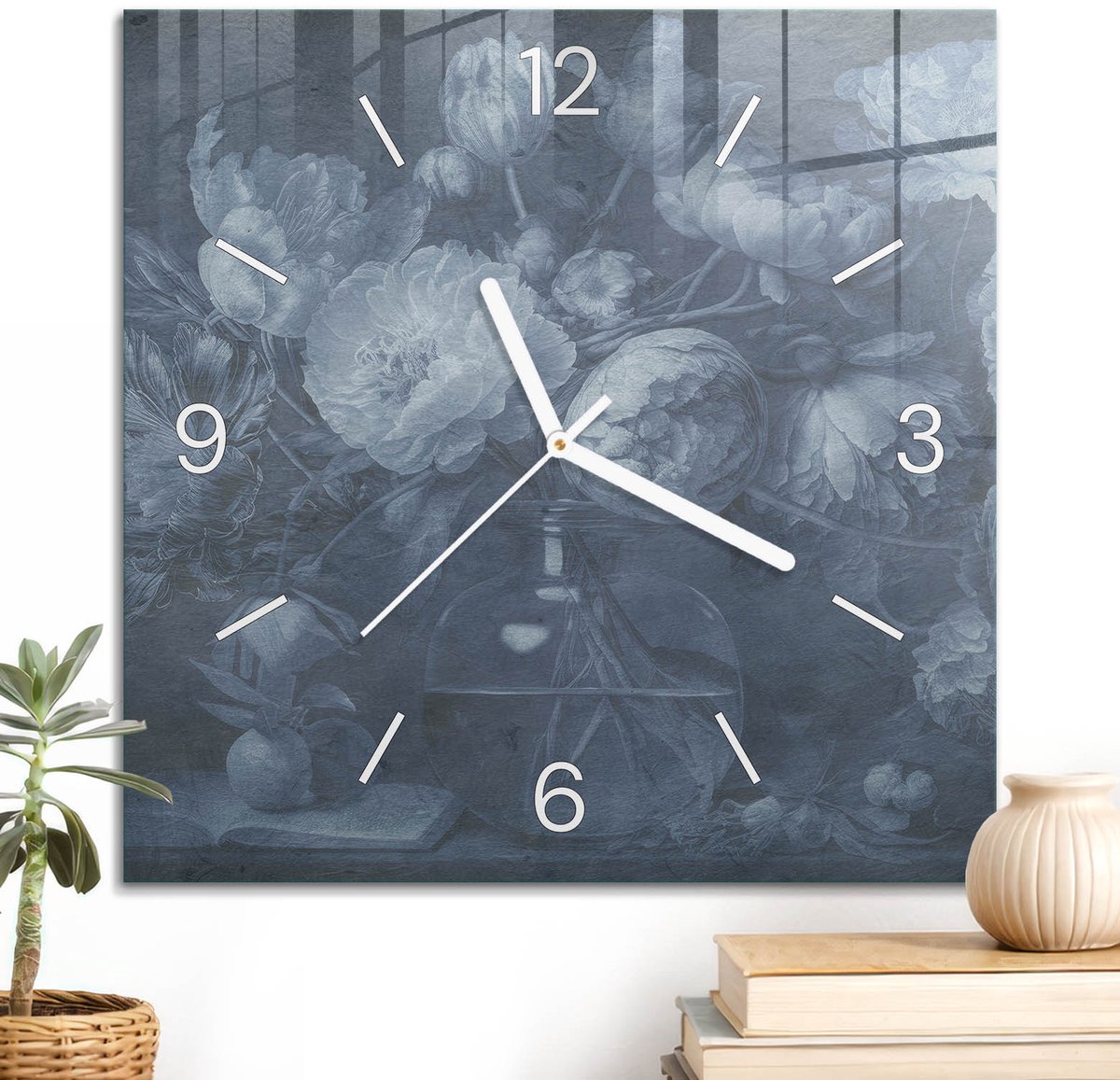 ArtPrintCave Blauw Glazen Klok - 30x30 cm - Wandklok Vierkant - Blauwe Bloemen Stille Wandklok - Kunst Wandklok Keuken - Witte Klokwijzers