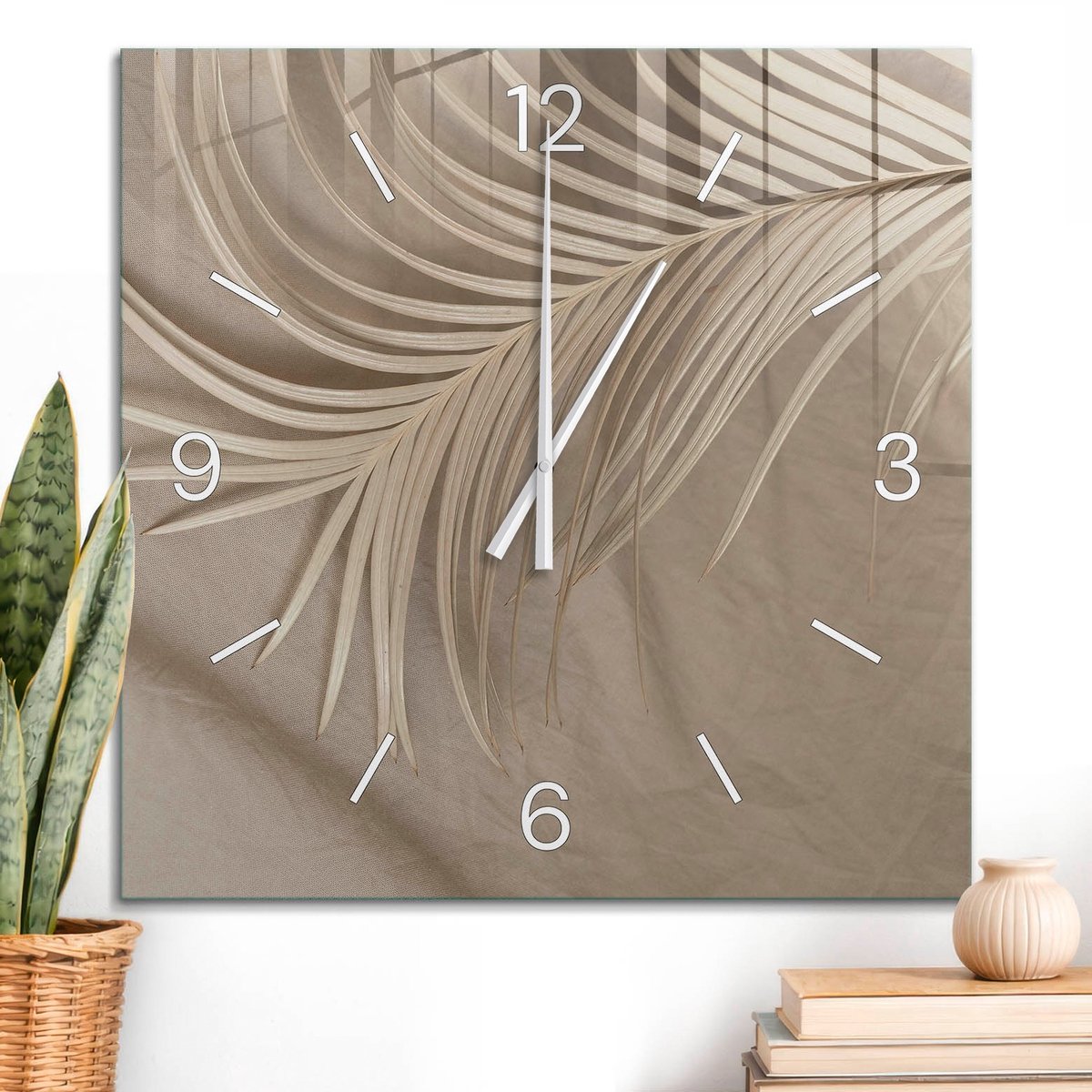 ArtPrintCave Beige Glazen Klok - 60x60 cm - Wandklok Vierkant - Beige Bladeren Stille Wandklok - Bloemen En Planten Wandklok Keuken - Witte Klokwijzers