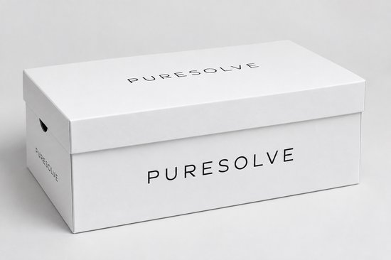 Witte Puresolve schoenendoos met het Puresolve logo op de deksel en zijkant.